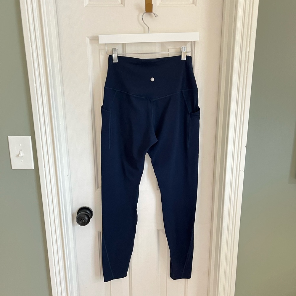 Lululemon Athletica Navy Blue Align 28” Leggings with pockets, size 8